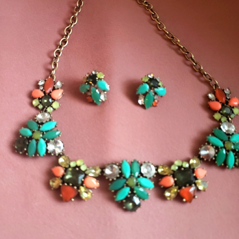 Set necklace and earrings